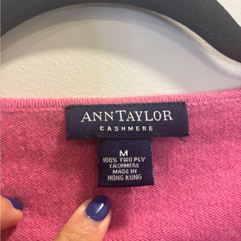 Ann Taylor Two-Ply Cashmere V-Neck Sweater Size Medium - Picture 3 of 4